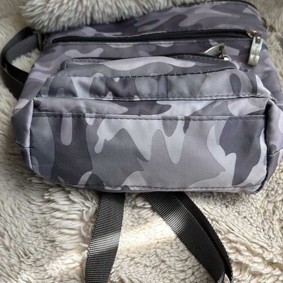Baggallini light grey camouflage travel bag w multiple zippers pockets & strap - Picture 7 of 10